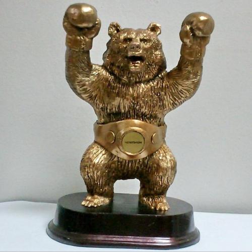 Медведь-боксёр с поясом чемпиона