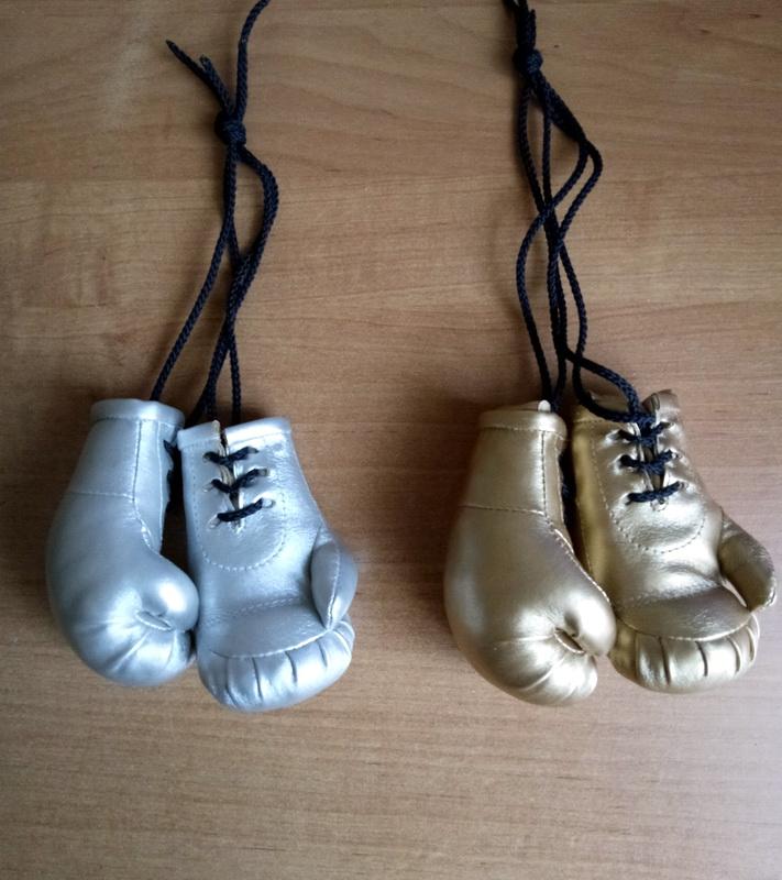 Сувенир Перчатки сувенирные золотистые и серебристые Арт ПЗС6 купить